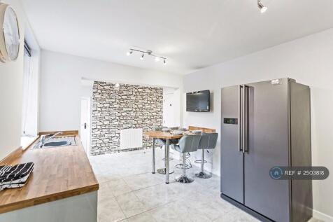 Brand New Kitchen With Breakfast Bar