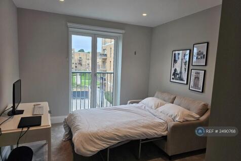 Spacious Double Room With Work Station