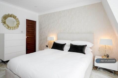 Bedroom With King Size Bed (Uk)