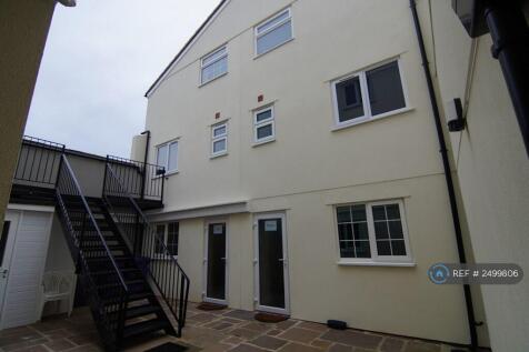Inner Courtyard Leading To 3 Bed House 