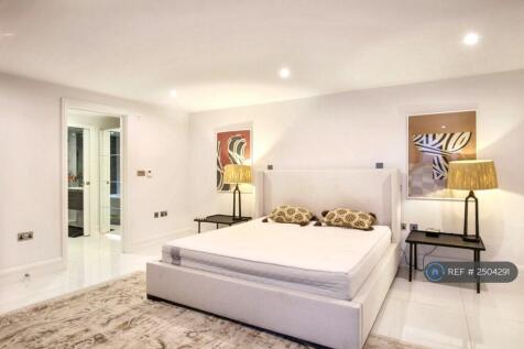 Master Bedroom (1/3)
