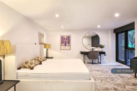 Master Bedroom (2/3)