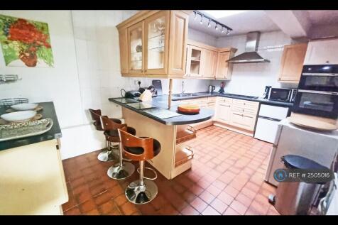 Large Fitted &amp; Equipped Kitchen With Breakfast Bar