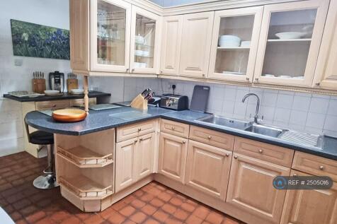 Large Fitted Kitchen - Fully Equipped For 6 Dining
