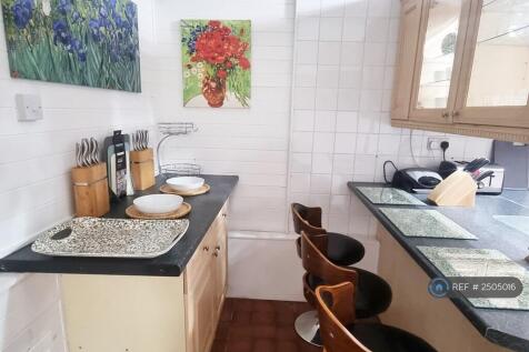 Large Fitted Kitchen - Breakfast Bar