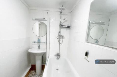 Ensuite Bathroom - Bath With 2 Shower Heads