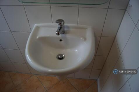 Shower Room Photo 2