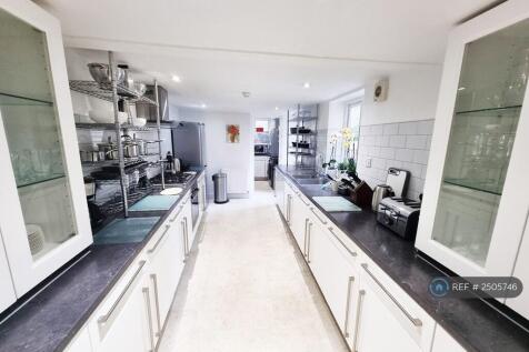 Fully Fitted And Equipped - Kitchenware Provided
