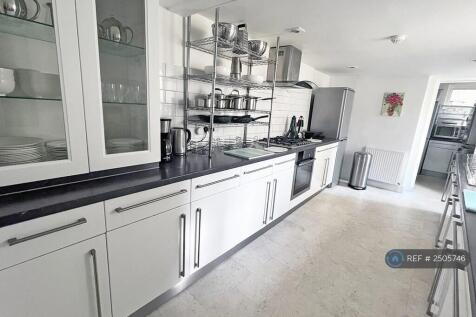 Fully Fitted And Equipped - Kitchenware Provided