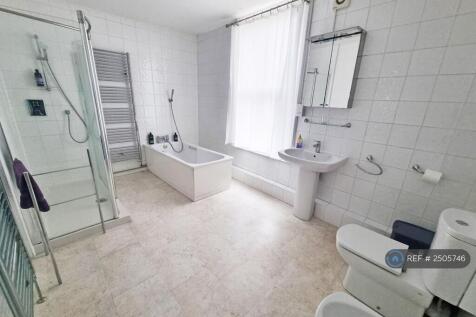 1st Floor Bathroom - Full Bathroom Suite