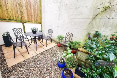 Garden Patio - Seating For 7