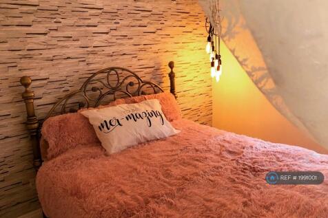 Feature Lighting In a Cosy Bedroom Retreat