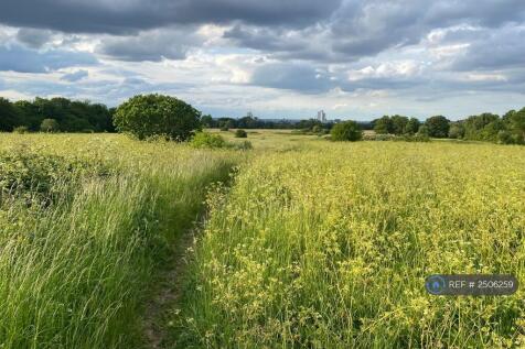 Woolwich Common 3/5 Mins Walk Away