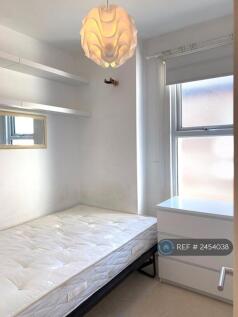 Bedroom 3 - 4ft (Small Double) Bed, Shelves