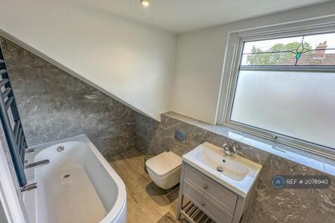 Room 4 - Ensuite - Bath, Toilet, Sink