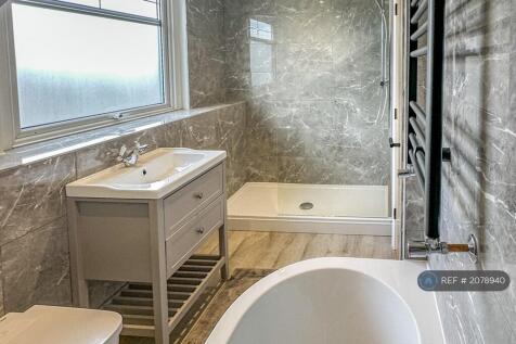 Room 4 - Ensuite