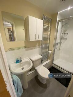 Ensuite (8&#39; 10&#34; x 3&#39; 8&#34;)