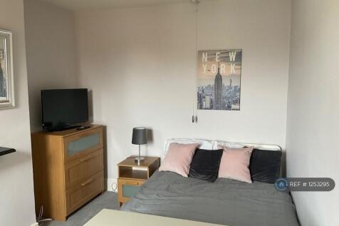 Double Bedroom Available Now