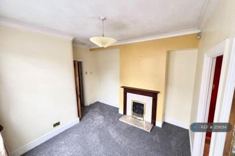 Living Room,Very Light End Of Terrace.New Carpet) 