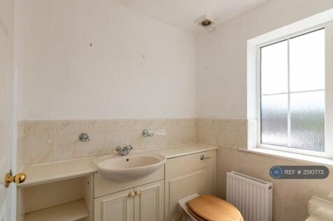  Upstrairs Family Bathroom