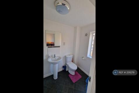 1st Floor Ensuite Bathroom