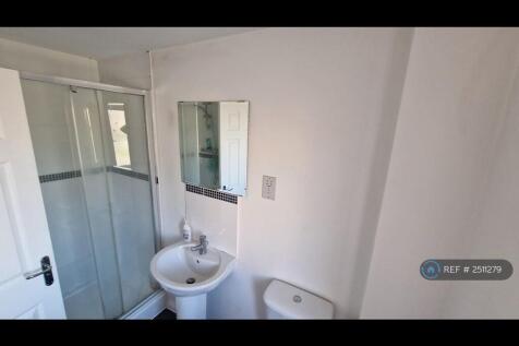 1st Floor Ensuite Bathroom