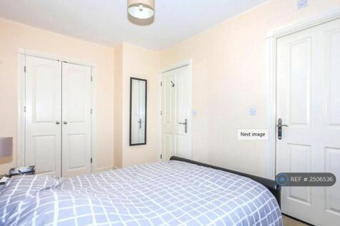 En-Suite Bedroom Incl Built In Cupboard