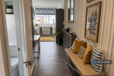 Spacious, Howdens Breakfast Kitchen
