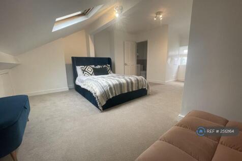 Exceptionally Spacious Bedroom With Ensuite