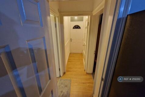 Passage To Seperate Private Rear Entrance