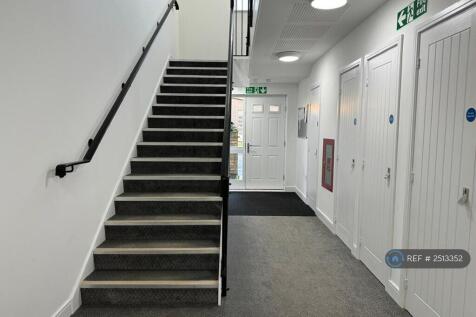Flat 1st Floor Steps And Lift
