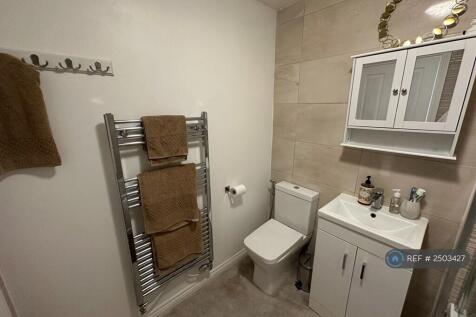 Family Bathroom Middle Floor