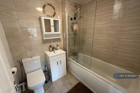 Family Bathroom Middle Floor
