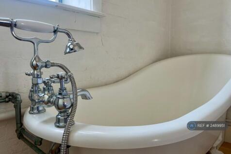  Freestanding Bath With Chrome Fittings