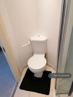 Ensuite Bathroom 1b