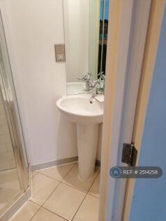 Ensuite Bathroom 1c