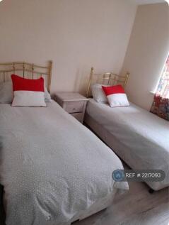 2 Single Beds At Top Floor 
