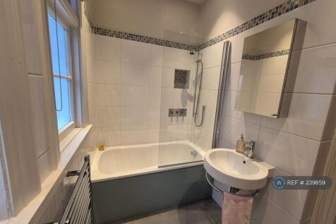 Bathroom 2 (Main Family)