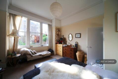 Large Double Bedroom Overlooking Garden