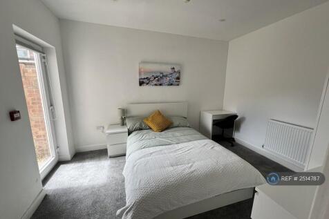 Room 2 - Ground Floor Middle With Garden Access 