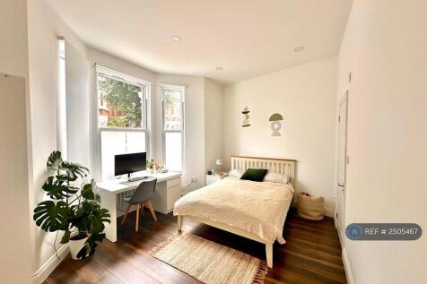 Ensuite Bedroom With High Ceilings