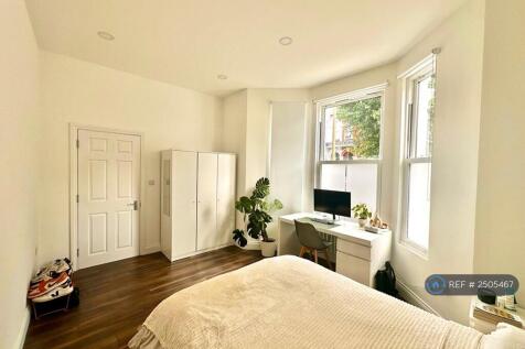 Ensuite Bedroom With High Ceilings