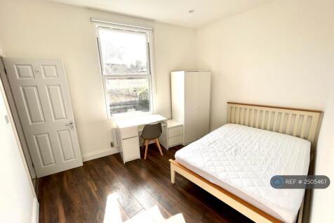 First Floor En-Suite Bedroom With High Ceilings