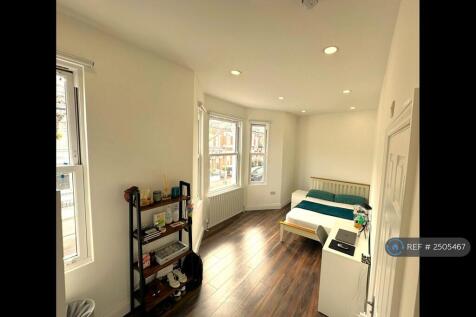 First Floor Front Bedroom With High Ceilings