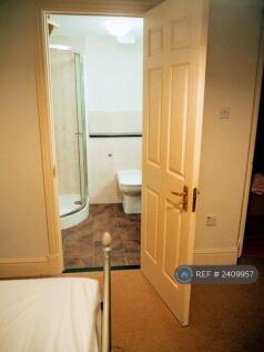  Master Bedroom With Door To Ensuite