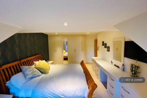 Master Bedroom (Fitted Wardrobes)