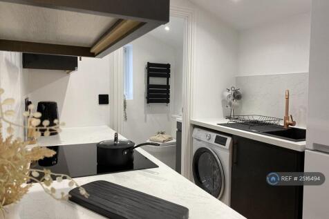 Studio Room 4: Kitchen