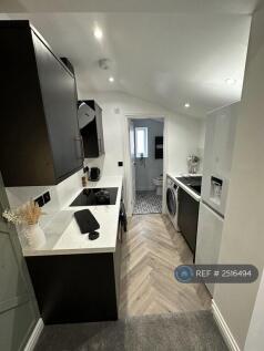 Studio Room 4: Kitchen