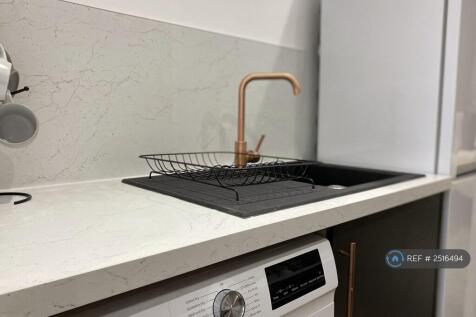 Studio Room 4: Kitchen