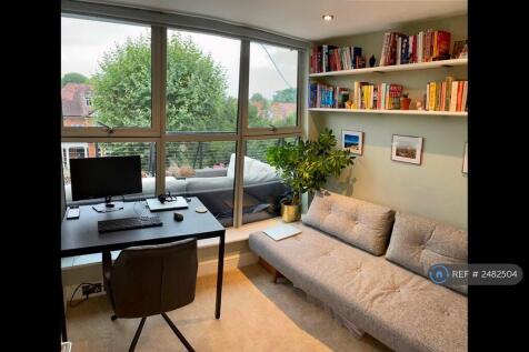 Bedroom/ Office